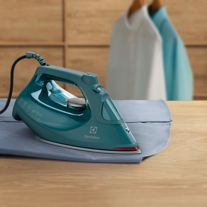 Steam_Iron_ESI80_PineGreen_Perspective_B_Electrolux-1000x1000