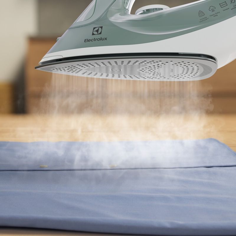 Steam_Iron_ESI51_Bottom_Electrolux-4961x4961