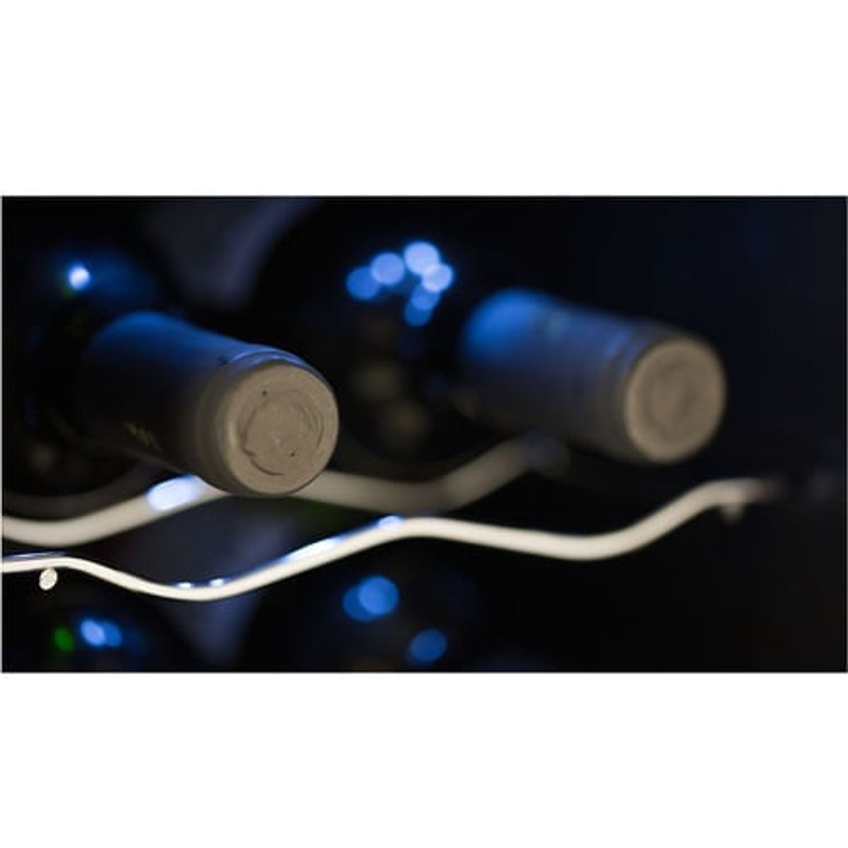 vinera-electrolux-ERW082XAMB-negra-detalle-4-500x500--1-