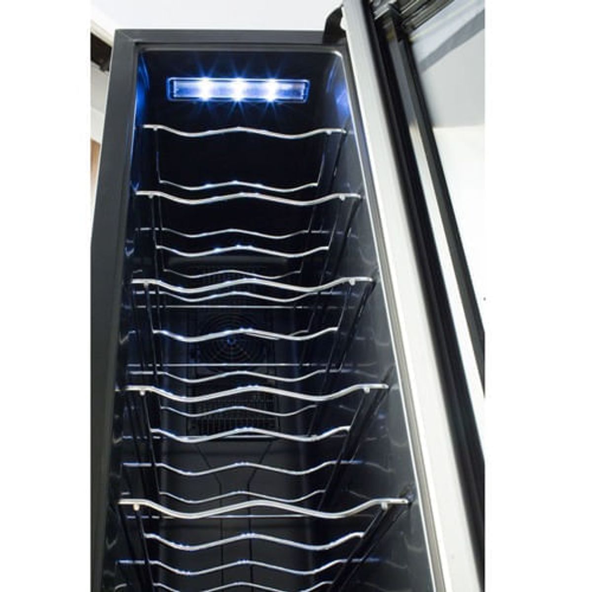 vinera-electrolux-ERW082XAMB-negra-detalle-6-500x500--1-