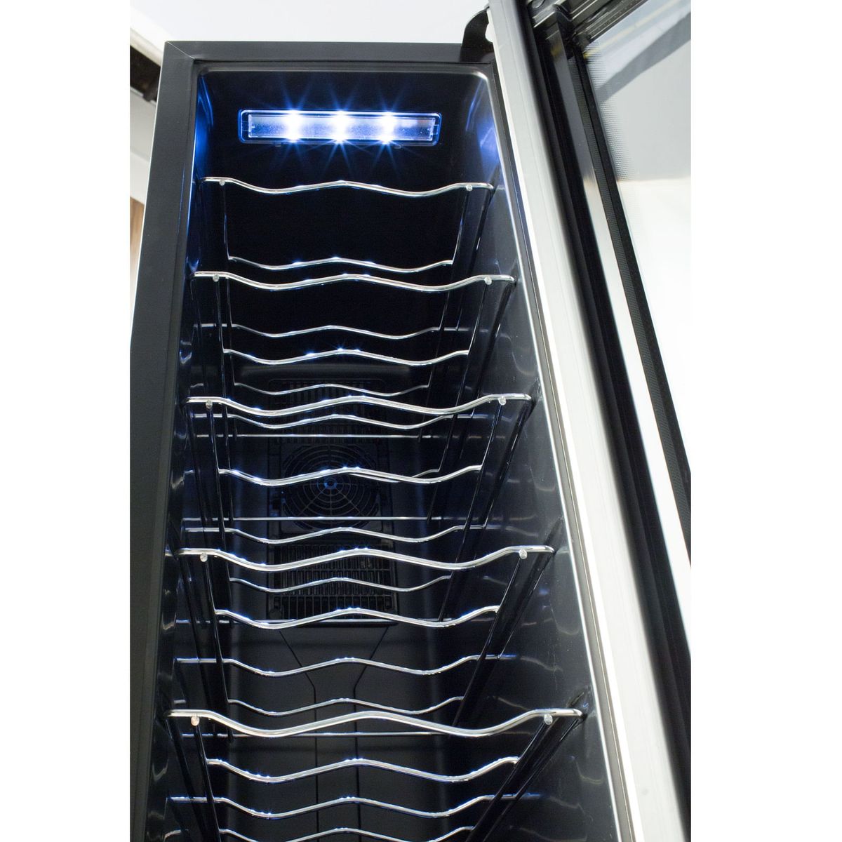 vinera-electrolux-ERW122XAMB-negra-12-piezas-detalle-4