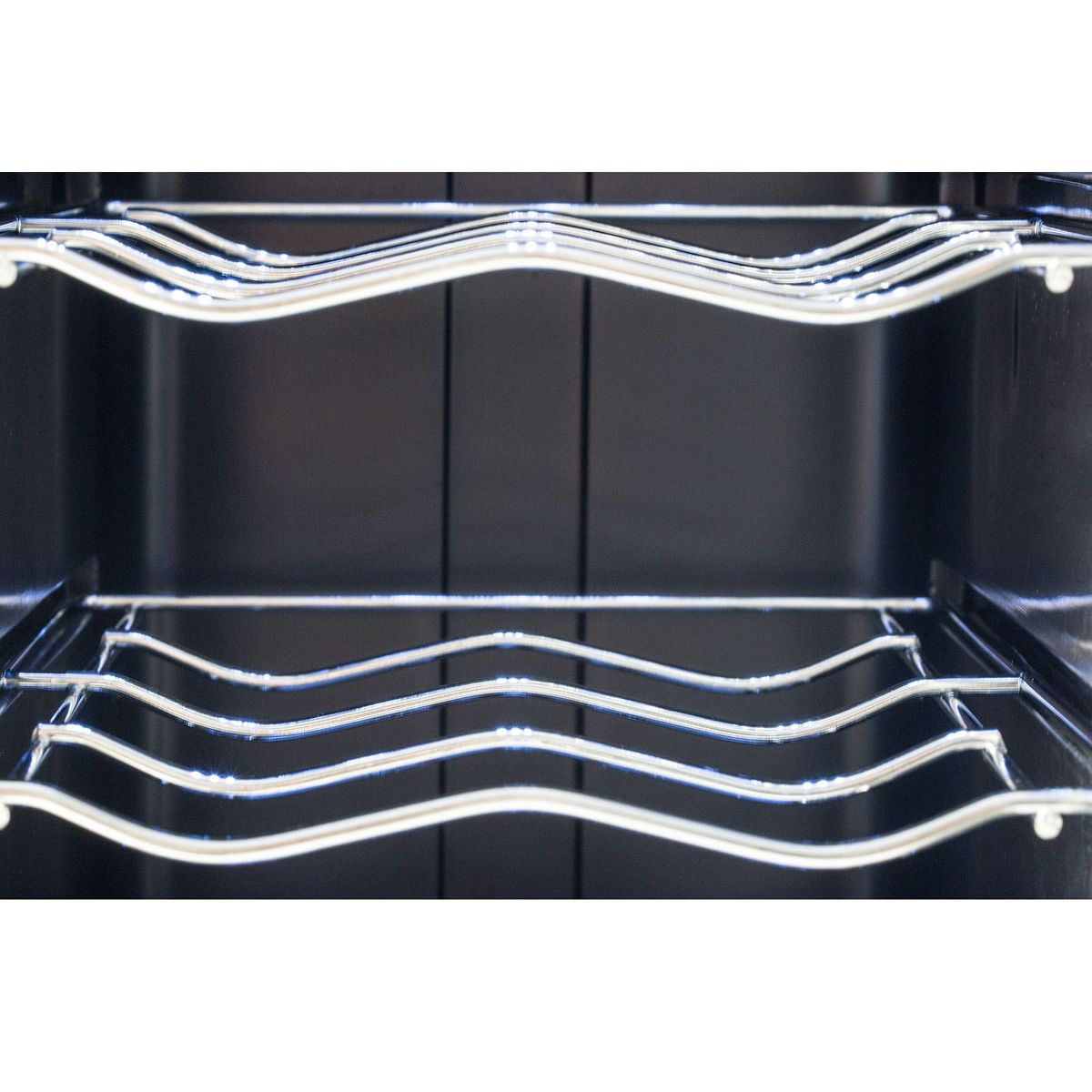 vinera-electrolux-ERW122XAMB-negra-12-piezas-detalle-3