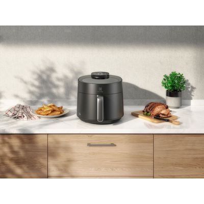 AirFryer_EAF170_Kitchen_Electrolux_Spanish-1000x750.raw