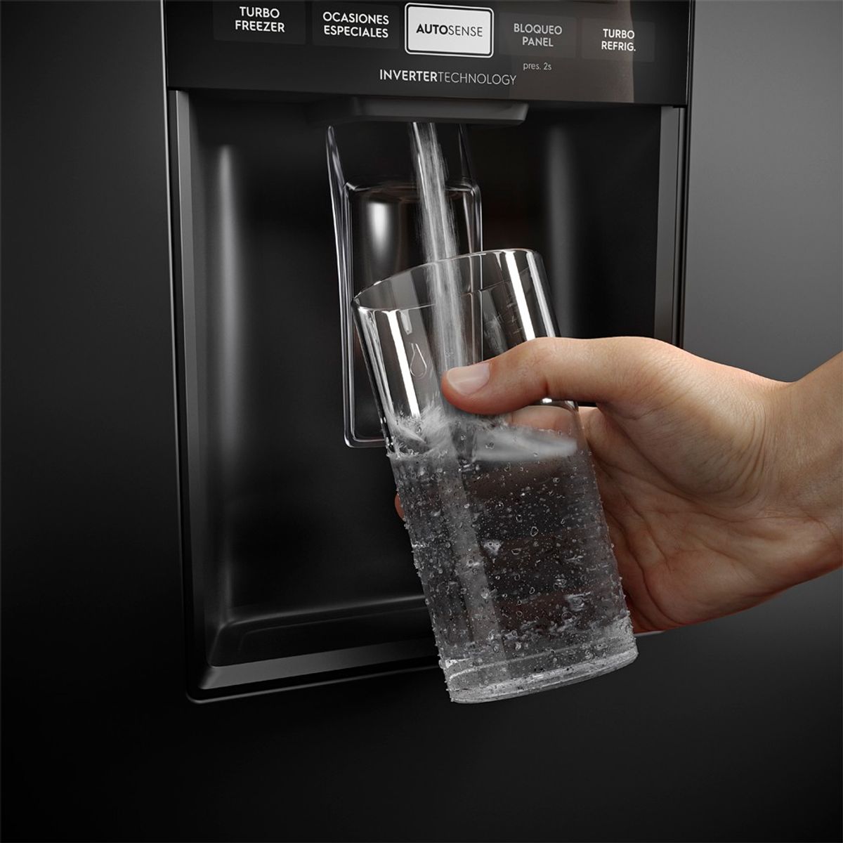 Refrigerator_Feature_Black_Water_Dispenser_Electrolux_Spanish-1000x1000
