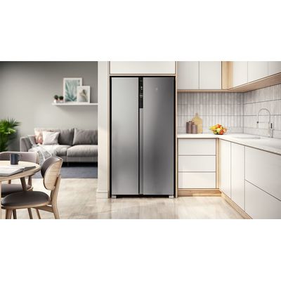 Refrigerator_ERSA53V6HVG_Environment_Electrolux_Spanish-1000x562.raw