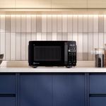 Microwave_ME20AB_Environment_Square_Black_Electrolux_Spanish-1000x1000.raw